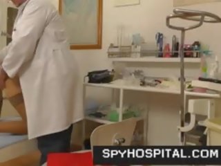 Гіно терапевт робить прихований камера