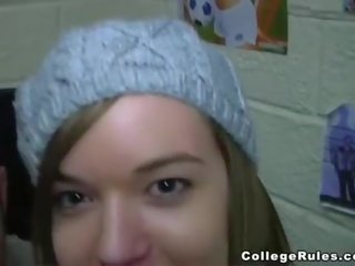 Коледж вечірка дівчинки йти божевільна для домашнє sextape