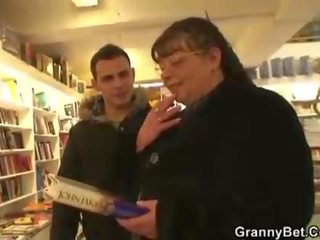 Великий грудаста бабуся ебать молодий школяр