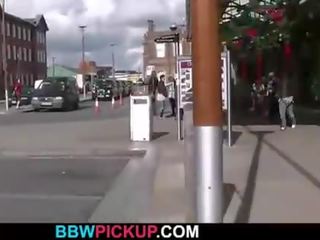 Брюнетка товстушка picked вгору для смоктати manhood і ебать в ванна кімната