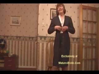 Desirable бабуся в панчохи і пасок порно- від волохата