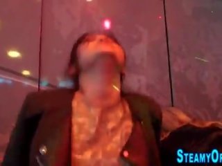 顔 spunked 服を着た女性裸の男性 チェコ語