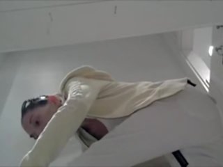 Худенька молодий жінка в changing кімната