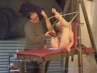 绑 金发 slaveslut 混沌 折磨 到 tears 和 了不起 蜡 处罚 服从的 在 硬 鞭刑 和 乳头 夹紧 torments 的 青少年
