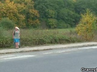 Бабуся bet: бабуся спокушає молодий adolescent для ебать