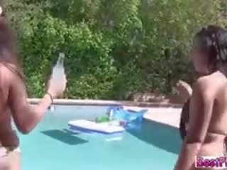 Коледж дівчинки на a збуджена басейн вечірка акт