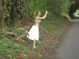Delightful блондинки момиче публичен позиращ
