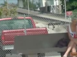 Привабливий білявка підліток очищений від кісток на в заднє сидіння по a збоченець чужий