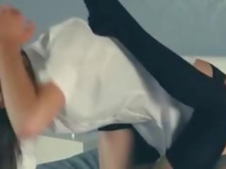 Началник момичета подигравателен себе си в панталони