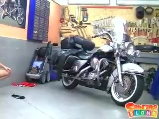 কঠিন উপর সাদা বালিকা সঙ্গে ছোট পাছা stripping দ্বারা ঐ motor bike