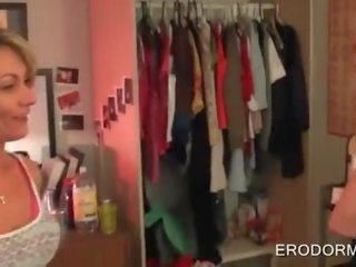 Привабливий коледж пташенята грати ххх відео ігри на загальна спальня кімната вечірка