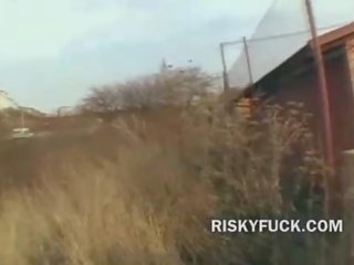 Европейски streetwalker платен за публичен мръсен филм който е много risky към правя