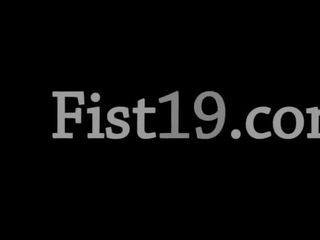 残忍な アナル フィスティング ととも​​に gapped 尻
