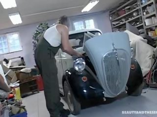 Enticing підліток отримує трахкав по an старий чувак в garage