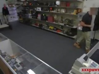 Нахален сервитьорка pawns тя обърквам и прецака от pawn пазач