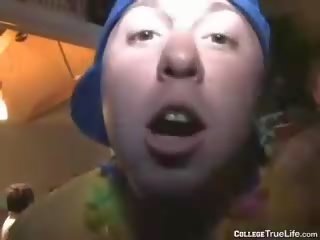 Adolescent 吸 在户外