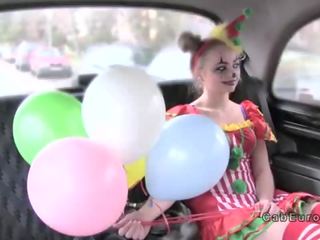 Обманутий дівчина чубчик в підробка таксі для помста