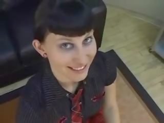 Flirty, লম্বা চুল বেশ্যা rocker bellarotica sucks এবং হ পভ