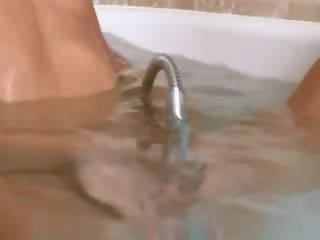 Крихітна російська любитель в в побіжний ванна