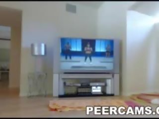 З оголеними грудьми брюнетка deity робота з на її мережа камера