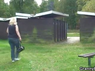 Бабуся отримує прицвяхований в в changing кімната