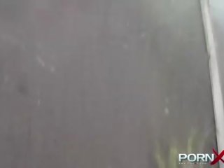 Pornxn основен блондинки публичен писинг