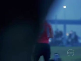 ผู้หญิงใส่เสื้อผู้ชายไม่ใส่เสื้อ จาก โทรทัศน์ lockerroom-scene จาก rush s02 e10