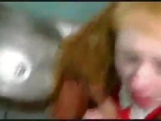 Повія отримує pissed в рот в ванна кімната