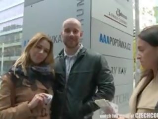 Дивовижна грудаста підліток і її bf отримує гроші для публічний для дорослих кліп