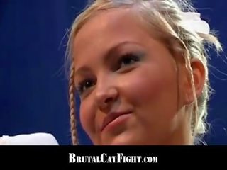 Clean-cut marital офіцер caused a кішка боротьба