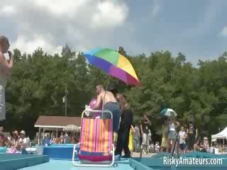 Wonderful недосвідчена школярка роздягається від її червоний спорядження і танці на в етап