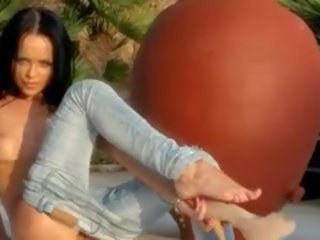 Blackhaired жінка дразнением голий на відкритому повітрі