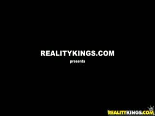 브루 넷의 사람 프리마 돈나 skyla 수줍은 수신 그녀의 모피 파이 교련