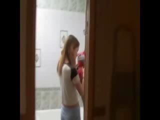 Худенька краля мастурбує на в туалет