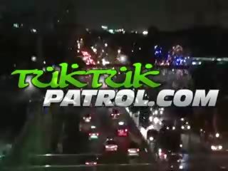 Крихітна тайська дівчина з бара відстій і трахає a виявилося на турист терапевт