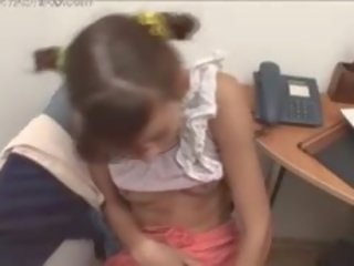 Офіс підліток поза волохата манда
