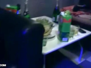 诱人的 女同志 学生们 他妈的 在 按摩浴缸