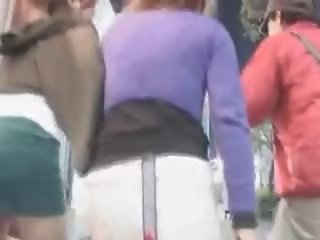 アジアの ティーン ギャルズ 点滅します 魅力的な 脚 で ミニ スカート アウトドア