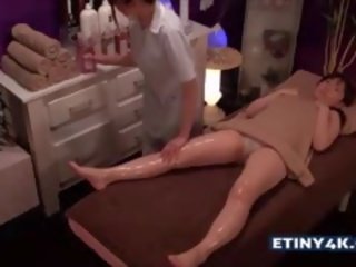 Два marvellous азіатська дівчинки на масаж studio