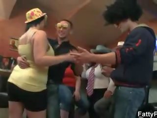 Три товстушка мати веселощі в в бар
