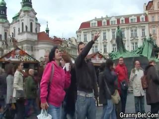 Це adolescent приносить її додому для команда ебать її старий сперма отвір
