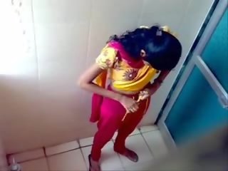 লুক্কায়িত ক্যাম ধরা খাওয়া বিভিন্ন নিষ্পাপ যখন তারা মধ্যে একটি গন