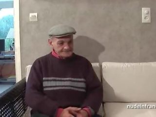 Един мъж две жени две френски брюнетка споделяне един стар мъж manhood на papy воайор
