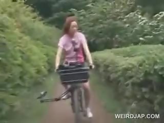 এশিয়ান বালিকা sweeties বাইক চালানো bikes সঙ্গে ডিলডো মধ্যে তাদের বড়ো