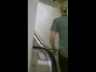 Привабливий дупа на an escalator в йога брюки