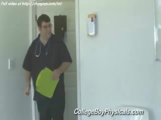 脂肪 医生 examines 迷人 体