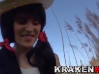 Krakenhot - নমন এর একটি চেইন দিয়ে বাঁধা ইউরোপীয় মেয়ে বালিকা ঘরের বাইরে