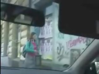 Сладурана брюнетка преглъщане изпразване в а кола клипс