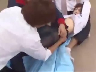 Дама в чорапогащник почука от 3 момчета цици втрива путка облиза и ловък в на шкафче стая