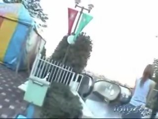 ঘরের বাইরে কঠিন পরিশ্রম এশিয়ান বালিকা